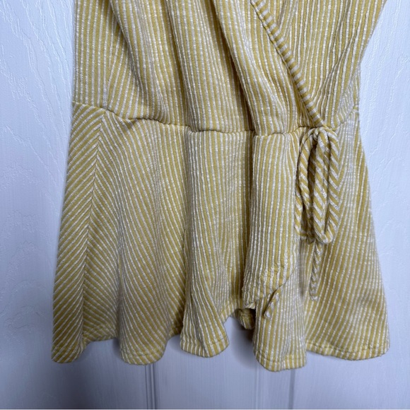 Caution To The Wind Top Sleeveless Ruffles Striped Yellow & White Sz Extra Small - Picture 6 of 16